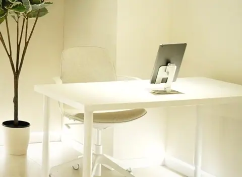 The consultation desk, where the scalp scan is read on screen.